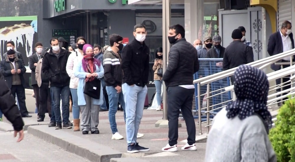 (Özel) Sultangazi’de PTT ve banka önlerinde yoğunluk 