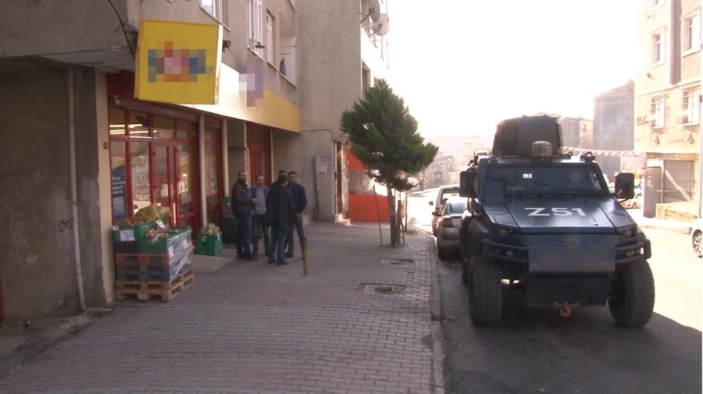 (Özel) Sultangazi’de silahlı market soygunu 