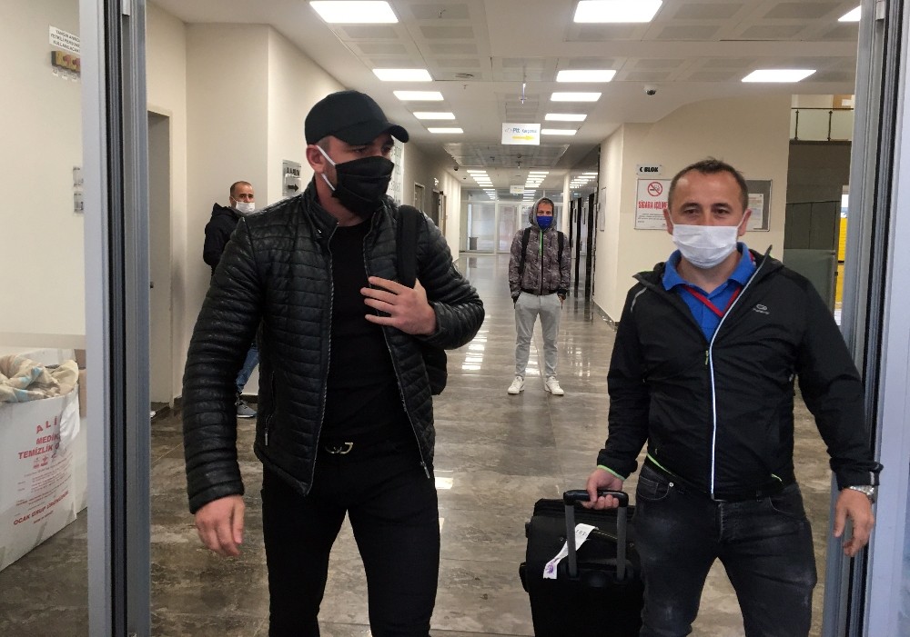 (Özel) Survivor ekibi Maltepe’deki karantina yurdundan ayrıldı 