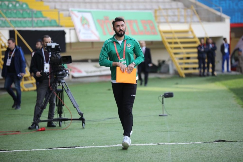 (ÖZEL) Takımının başarısına 4 dilde katkı oluyor 