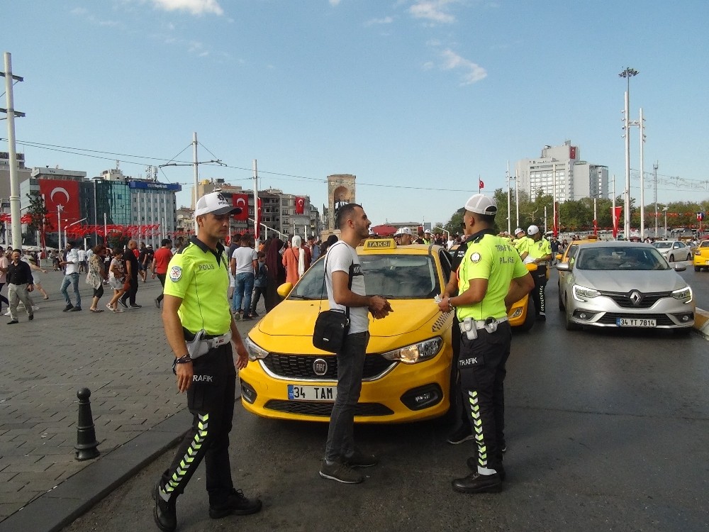 (Özel) Taksim Meydanı’nda taksicilere uygulama 