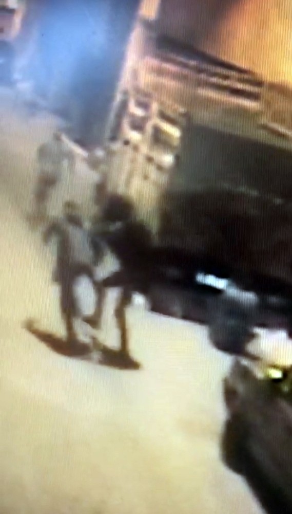 (Özel) Taksim’de İranlı turistin yaşadığı gasp dehşeti kamerada 