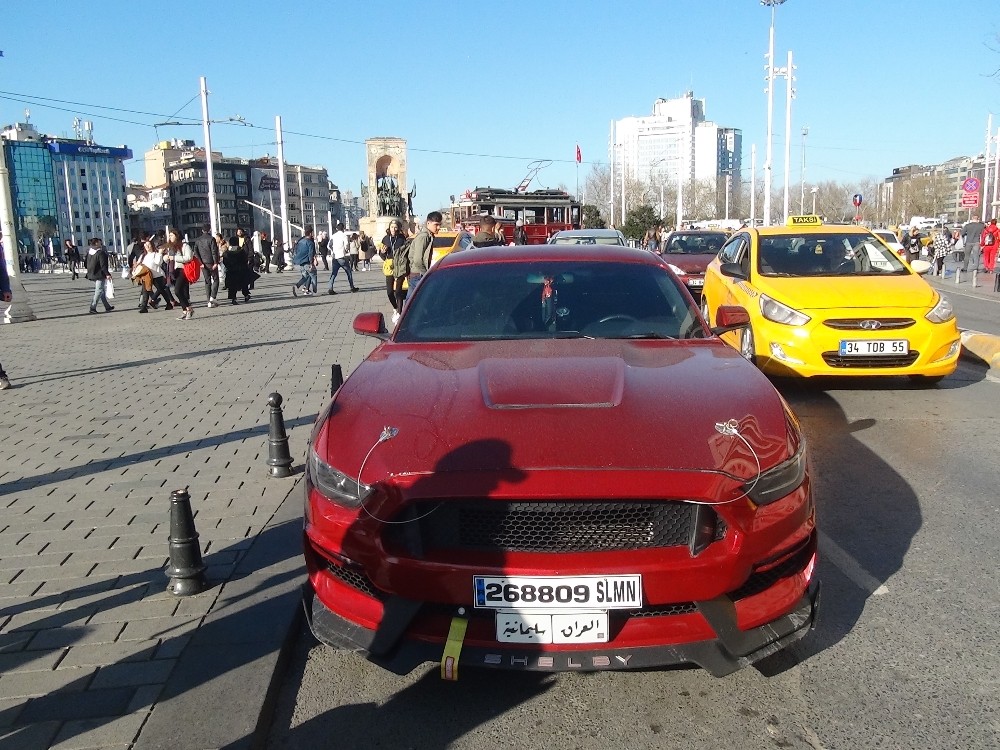 (ÖZEL) Taksim’de lüks aracının egzozundan susturucuyu çıkaran adama para cezası 