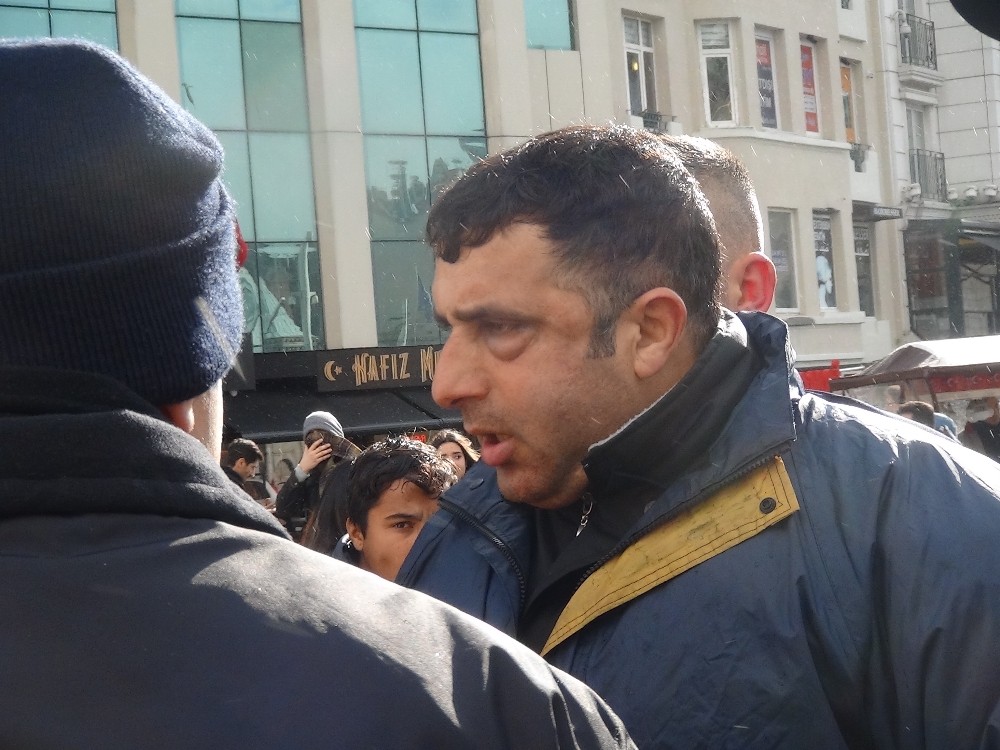 (Özel) Taksim’de ortalığı bir birine katan turiste vatandaşlardan meydan dayağı 