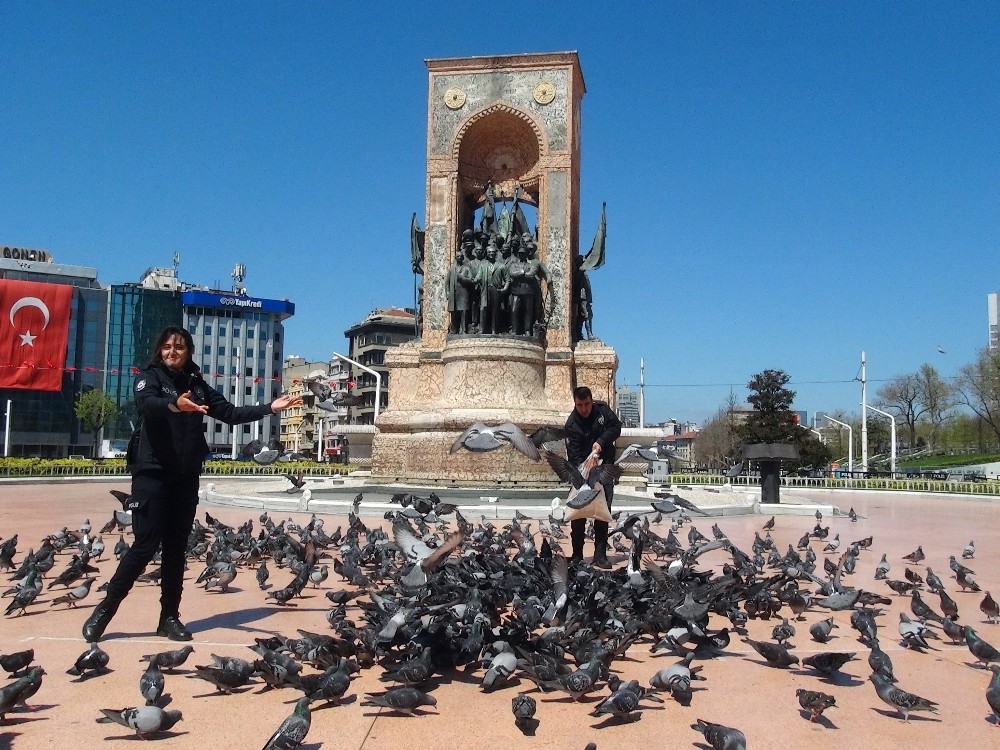 (Özel) Taksim’de polis ekipleri güvercinleri unutmadı 