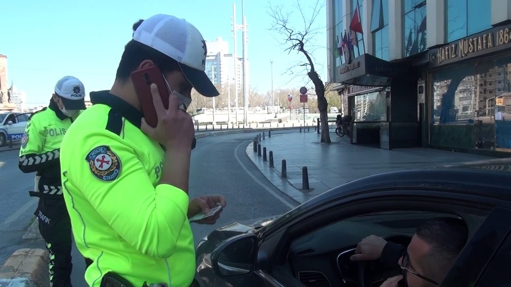 (Özel) Taksim’de sokağa çıkma kısıtlamasını delen ehliyetsiz sürücüye ceza 