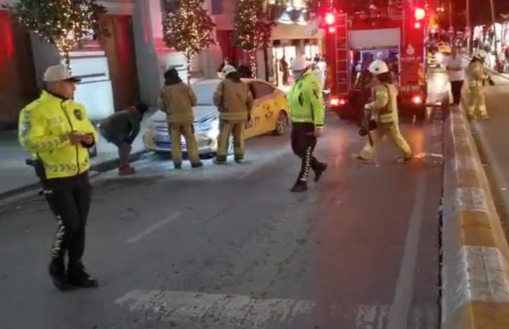 (ÖZEL) Taksim’de ticari taksi yandı, esnaf yangın tüpleriyle müdahale etti 