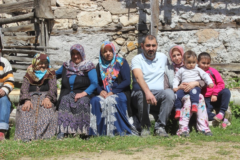 (Özel) Tam 108 yaşında...Sokağa çıktı, İçişleri Bakanı’nın hediyesiyle büyük mutluluk yaşadı 