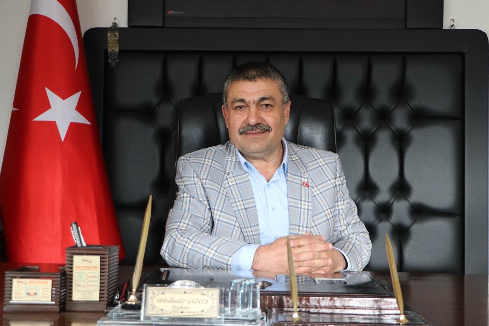 (Özel) Tarlada çiftçi, odada başkan 