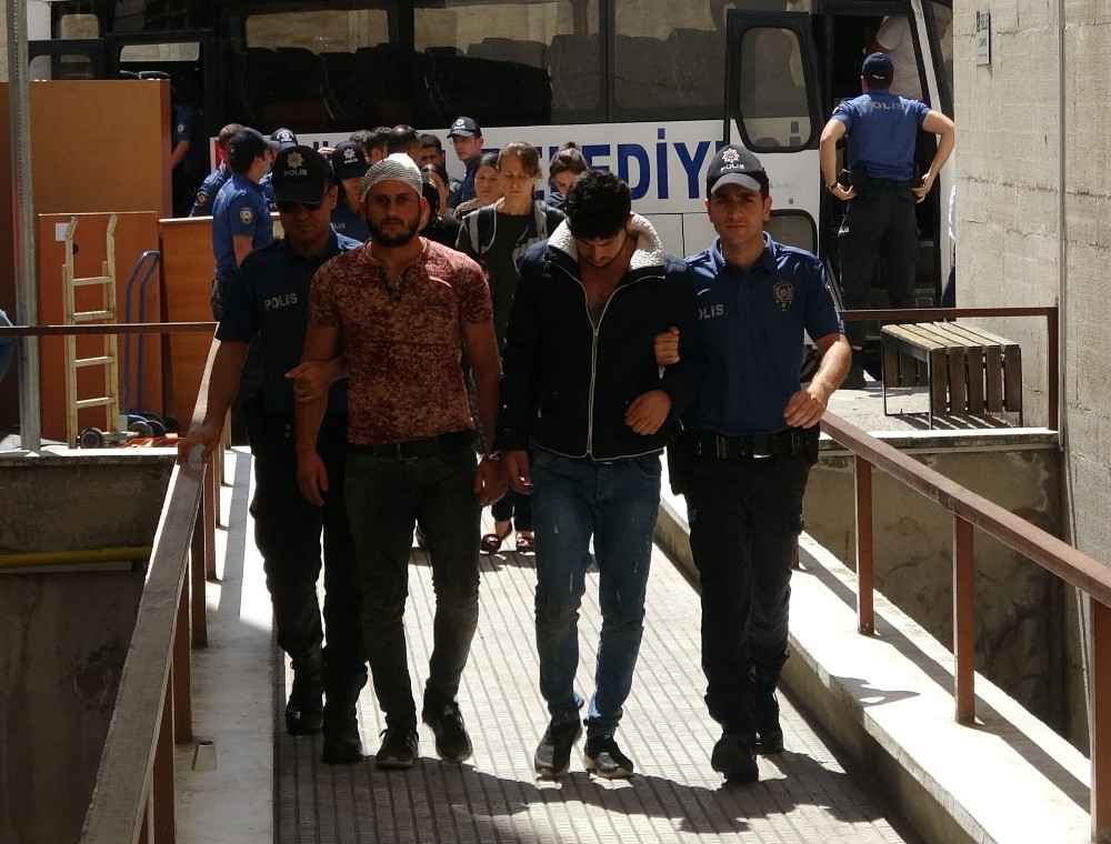 (ÖZEL) Taşlı sopalı beşik kertmesi kavgasındaki 18 kişi adliyeye sevk edildi 