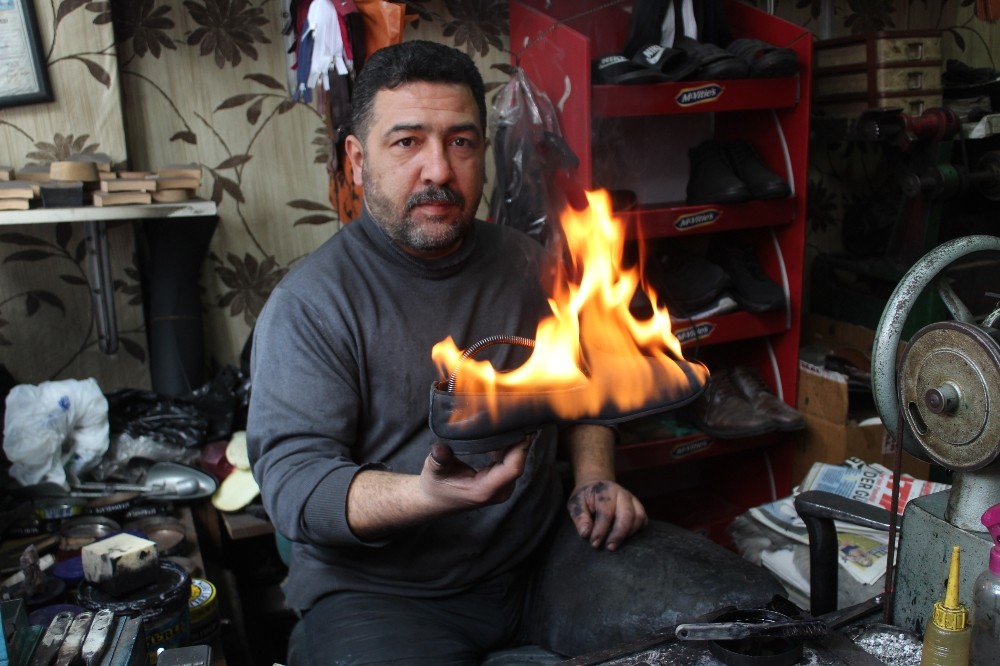 (Özel) Temizlik ayakta başlar diyerek ayakkabıları yakıyor 