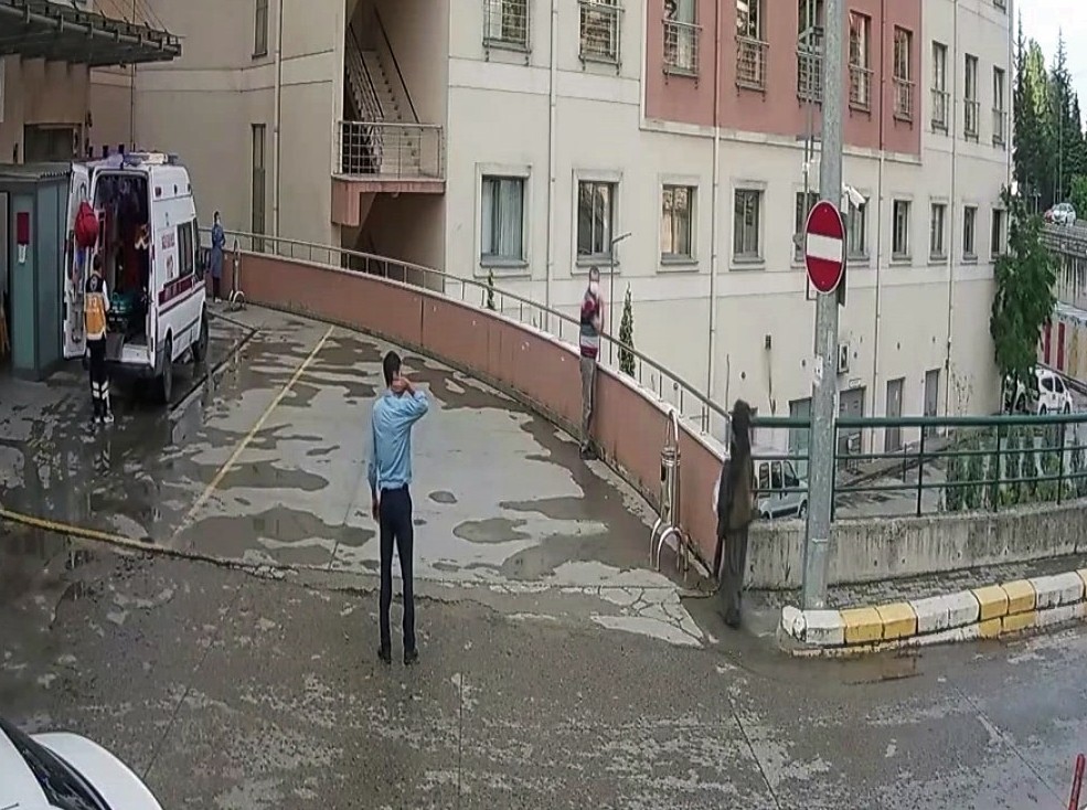 (Özel) Test sonucunun pozitif olduğunu bilmesine rağmen boynundaki atkıyı hastane girişindeki duvara böyle bırakmış 