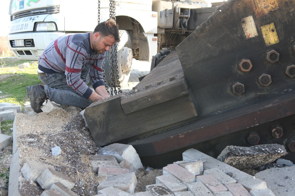 (Özel) Tırın dorsesindeki 25 ton ağırlığındaki makine yola düştü 