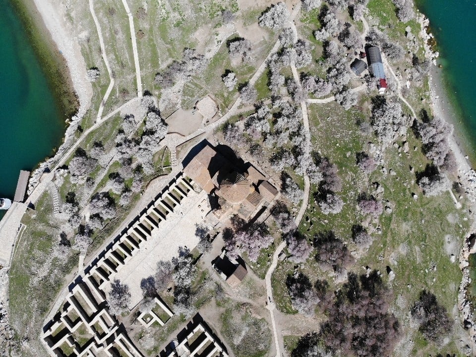 (Özel) Turistlerin akınına uğrayan Akdamar Adası boş kaldı 