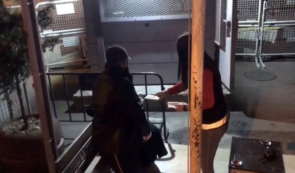 (Özel) Türk polisinden yabancı uyruklu hamile kadına yardım eli 