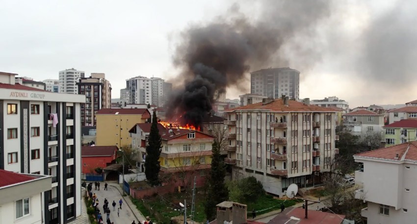 (Özel) Tuzla’da 3 binanın çatı katları alev alev yandı 
