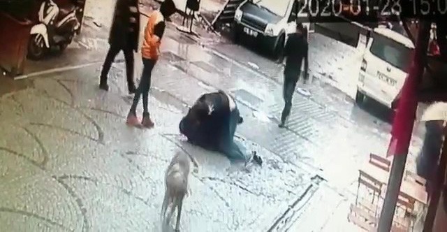(Özel) Tuzla’da iki gencin sokak ortasında tekmeli yumruklu kavgası kamerada 