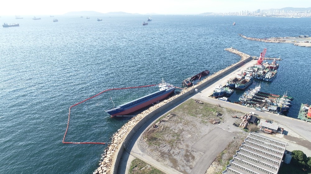 (Özel) Tuzla’da kaza sonucu yan yatan gemi havadan görüntülendi 