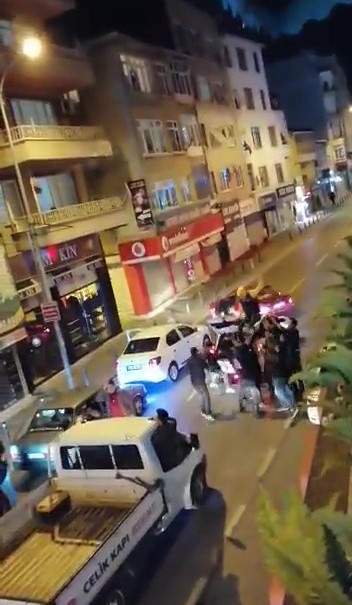 (Özel) Ümraniye’de asker eğlencesi yapan magandaların yol kapattığı anlar kamerada 