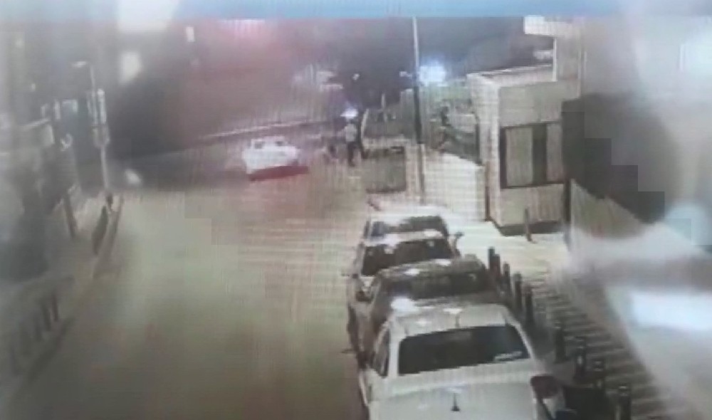 (Özel) Ümraniye’de park halindeki kamyonetin saniyeler içerisinde çalındığı anlar kamerada 