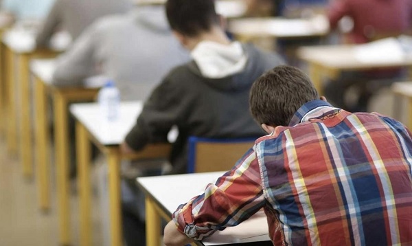 Özel üniversite dondurunca burs kesilir mi?