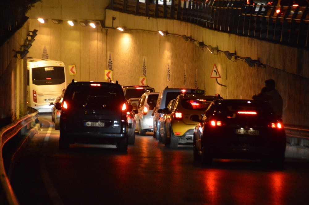 (ÖZEL) Virüsü unuttular, yolu kapatıp oyun havası oynadılar 