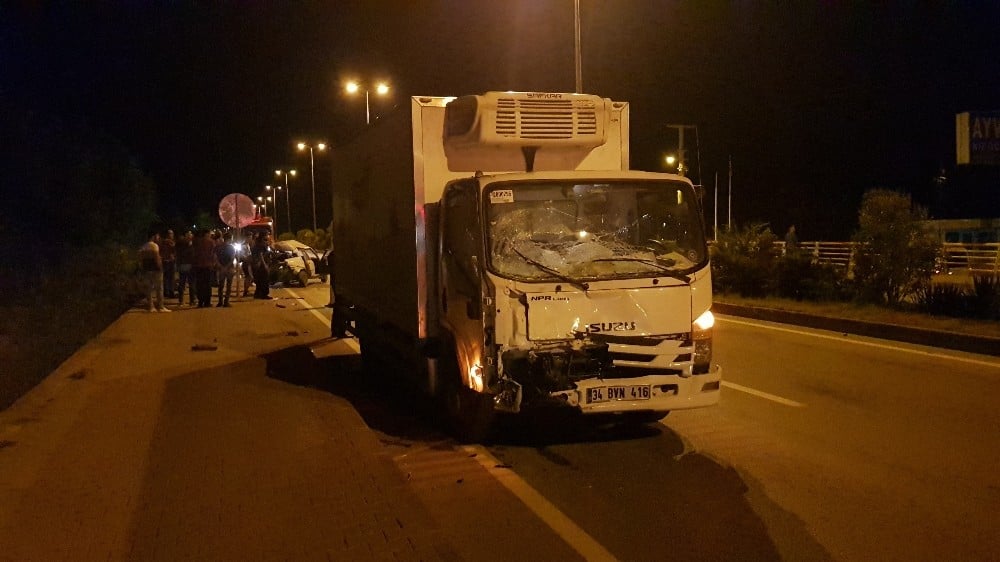 (Özel) Yakıtı biten otomobili iten gençlere kamyonet çarptı: 2 yaralı 