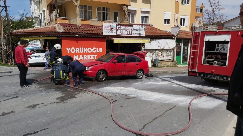 (Özel) Yanan araca çeşme hortumuyla müdahale ettiler 
