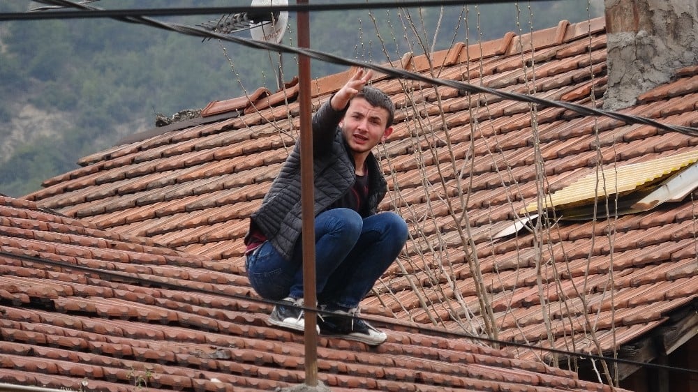 (Özel) Yardım için çatıya çıktı, mahsur kaldı 