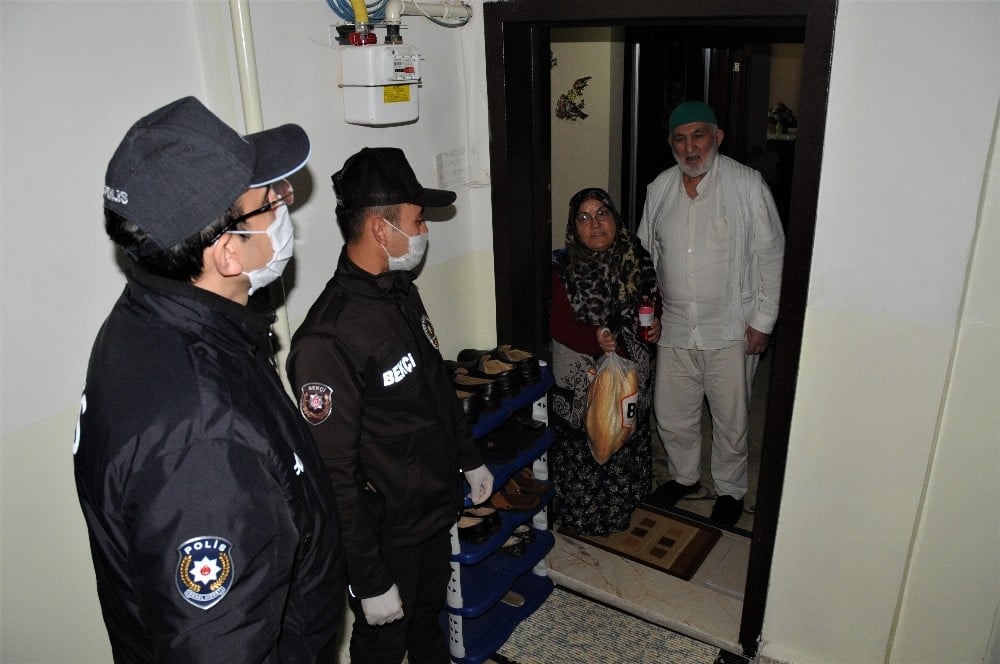 (Özel) Yardıma gelen polis ve bekçileri kapıda ‘Fetih Suresi’ ile karşılıyor 