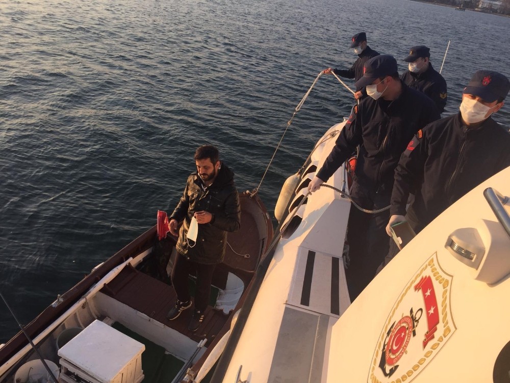 (Özel) Yasağa rağmen denize açılan amatör balıkçılara ceza yağdı 