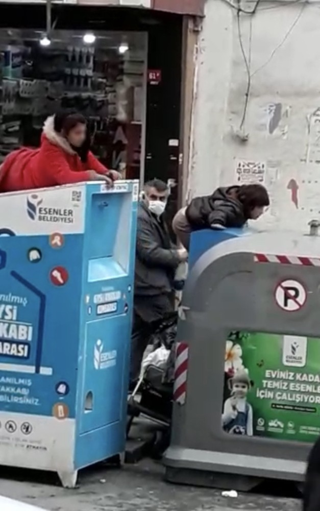 (Özel) Yasağa uymayan çocuklar, çöp konteynerine girerek giysi topladı 