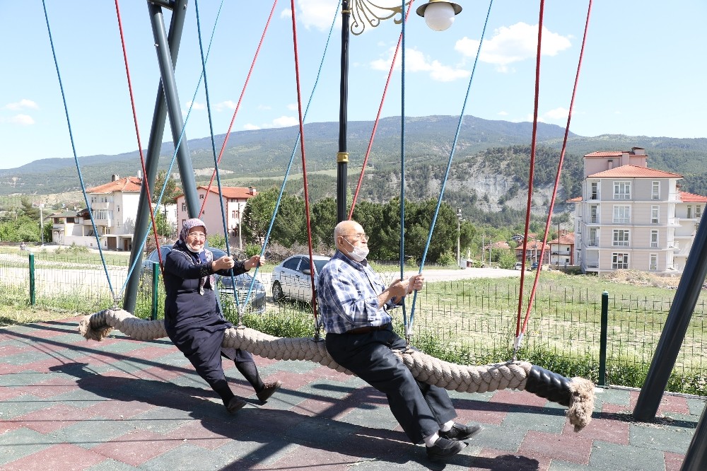 (Özel) Yaşlı karı-koca parkta sallanarak eğlendi 