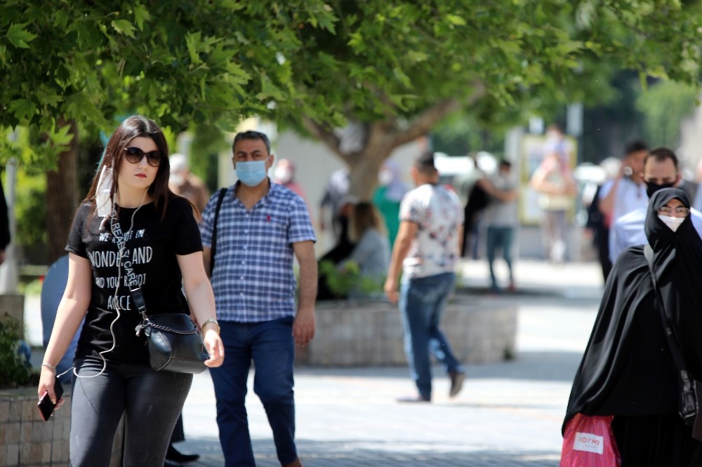 (Özel) Yaşlılar yüzüne gençler bileğine ve kulağına takıyor 