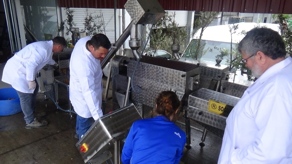 (Özel) Yeni icadını tellal ile tanıttı 