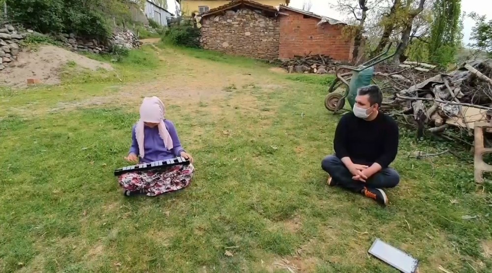 (Özel) Yılın öğretmeni köy çocuklarına koştu 