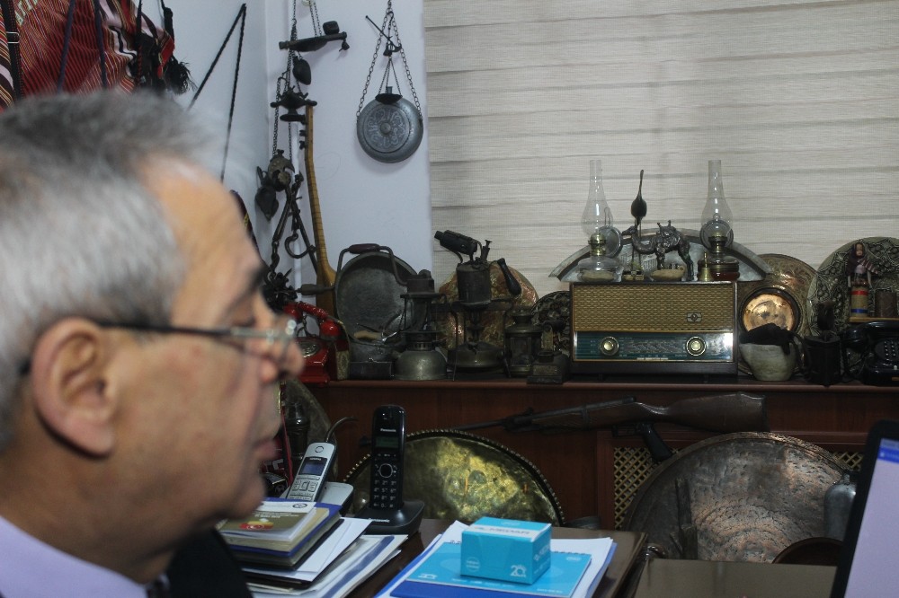 (Özel) Yıllardır topladığı tarihi objelerle makam odasını müzeye dönüştürdü 