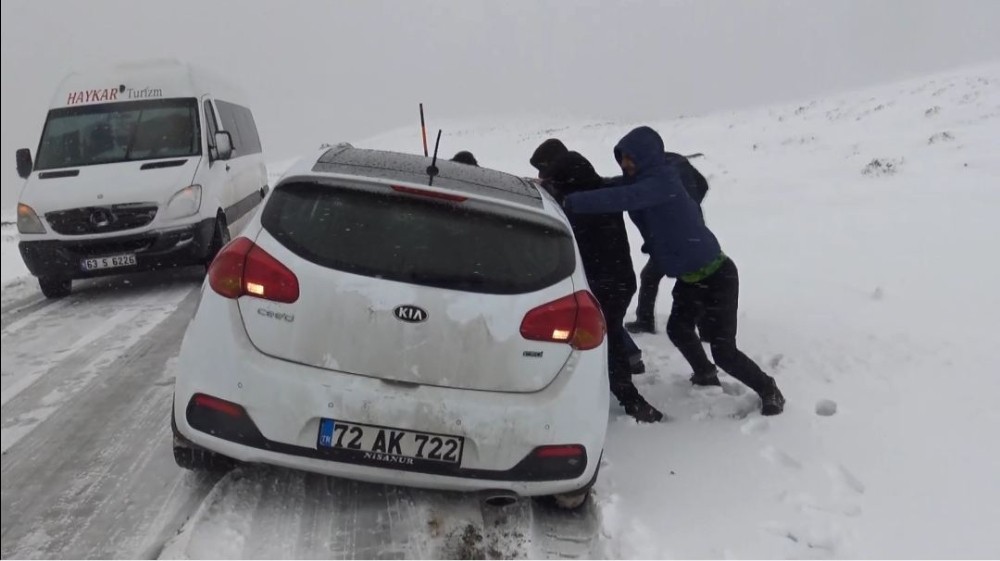(Özel) Yolda mahsur kaldılar, halay çekerek kurtarılmayı beklediler 