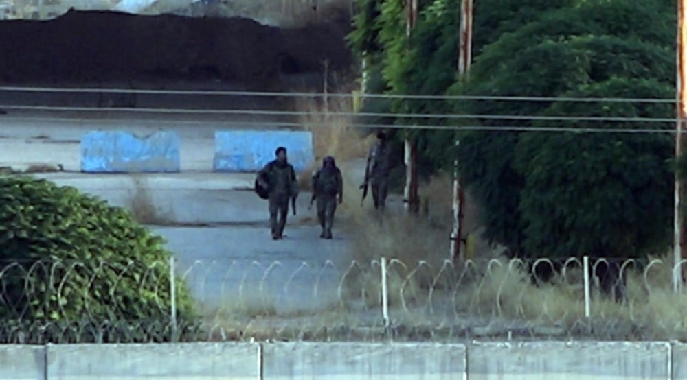 (Özel) YPG’li teröristler sınırda görüntülendi 