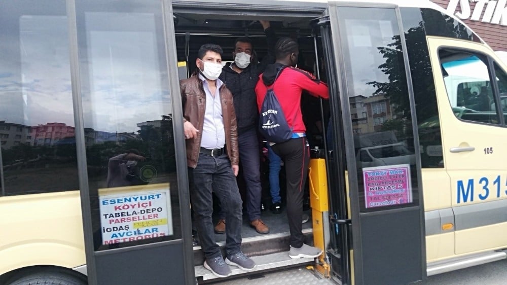 (Özel)14 kişilik minibüste 30 kişi sosyal mesafesiz yolculuk 