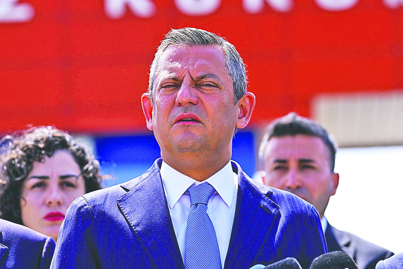 Özel’den Avrupa’da ağlama seansları