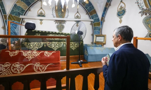 Özel’den muhafazakâra 'mavi boncuk' sahtekârlığı: Amblemi şişe kokan partiden Türbe şovu!