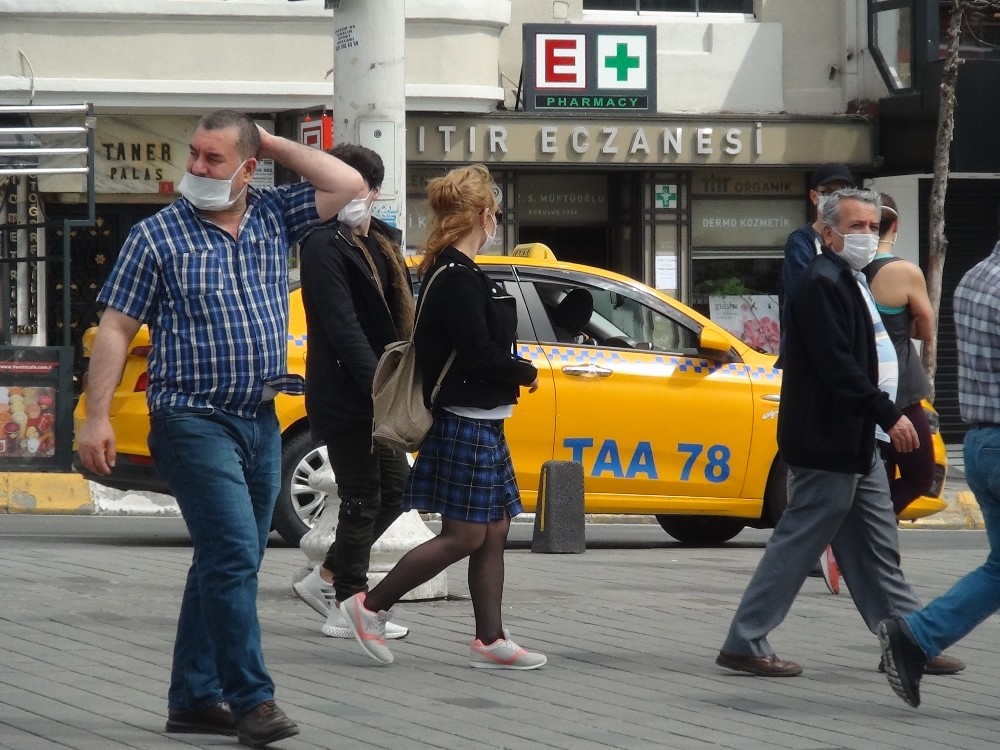 (Özel)Taksim’de iki arkadaşa sosyal mesafe ve maske cezası 