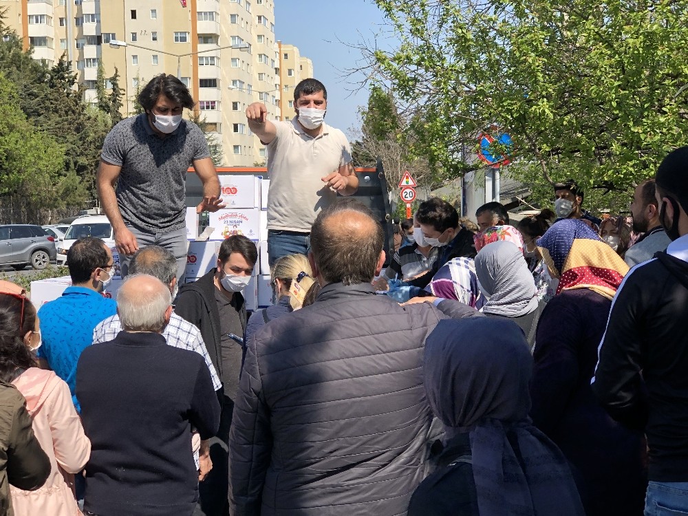 (Özel)Yardım kolisi dağıtımında sosyal mesafe unutuldu 