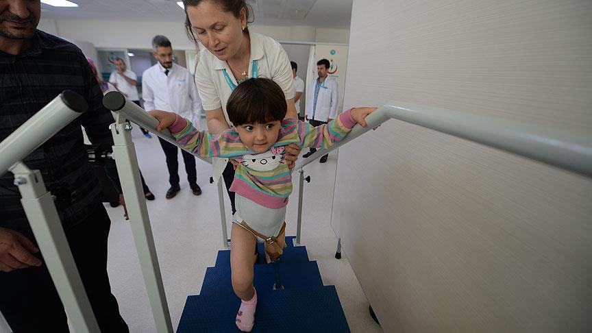 Özge bebek protezle yürüyecek