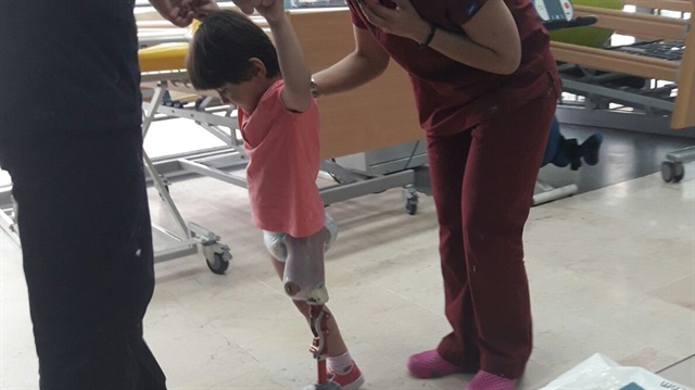 Özge yeni protezine kavuştu