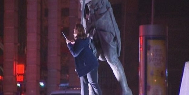 Özgecan için elinde bıçakla anıta çıktı