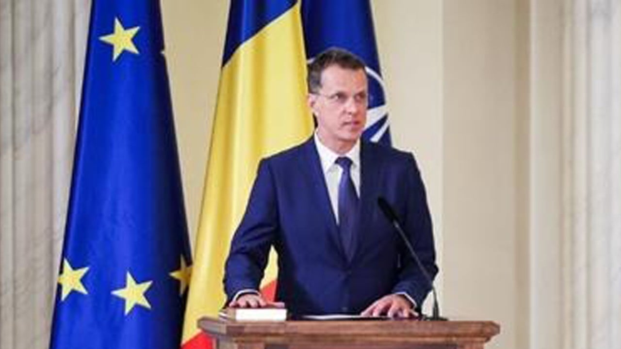 Özgeçmiş skandalı: Romanya Savunma Bakanı istifa etti