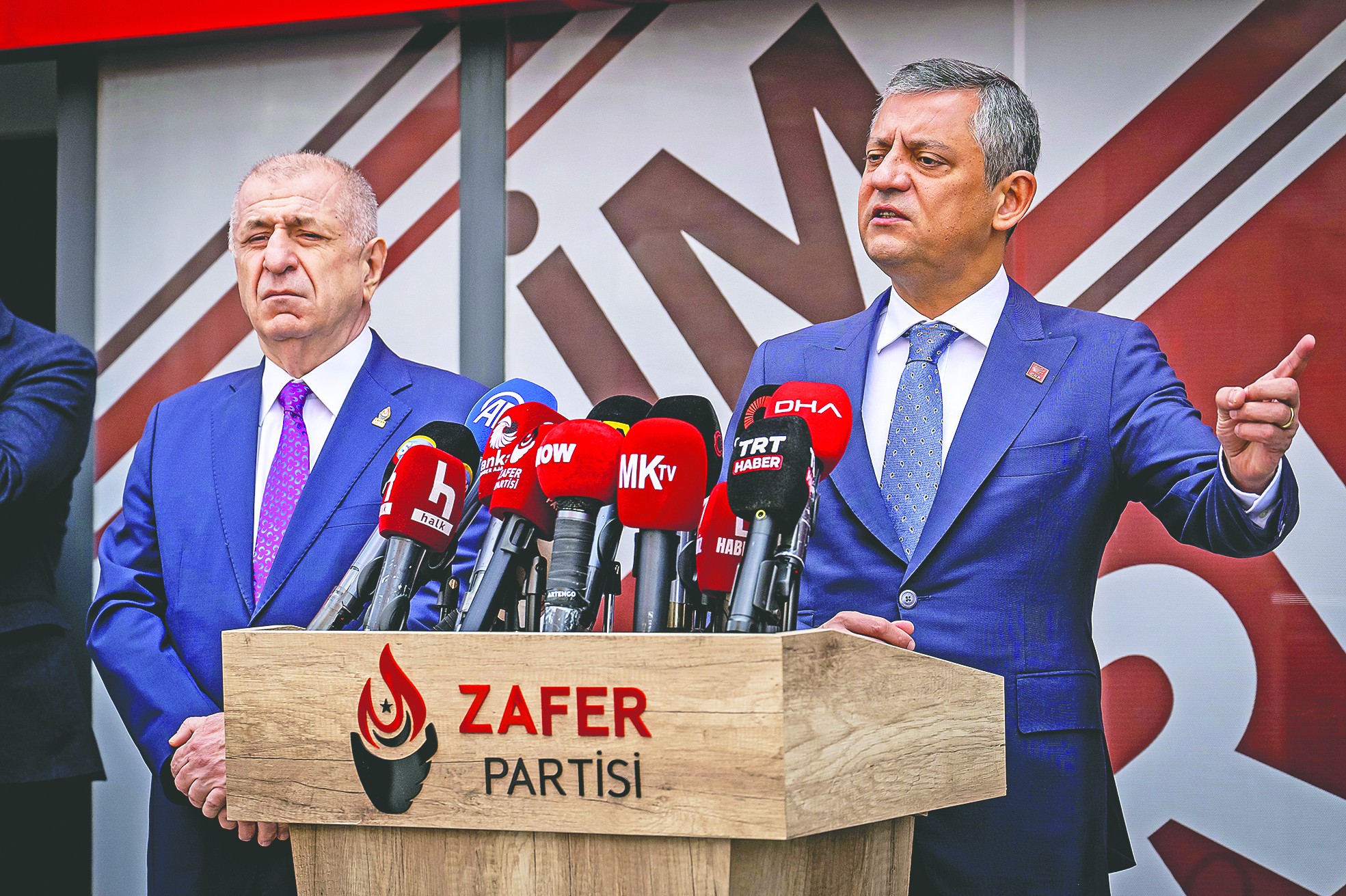 Özgür ‘ara’da takıldı kaldı!