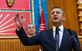 Özgür Bey’in ‘medcezir’ siyaseti! Özel, iki cami arasında beynamaz kaldı